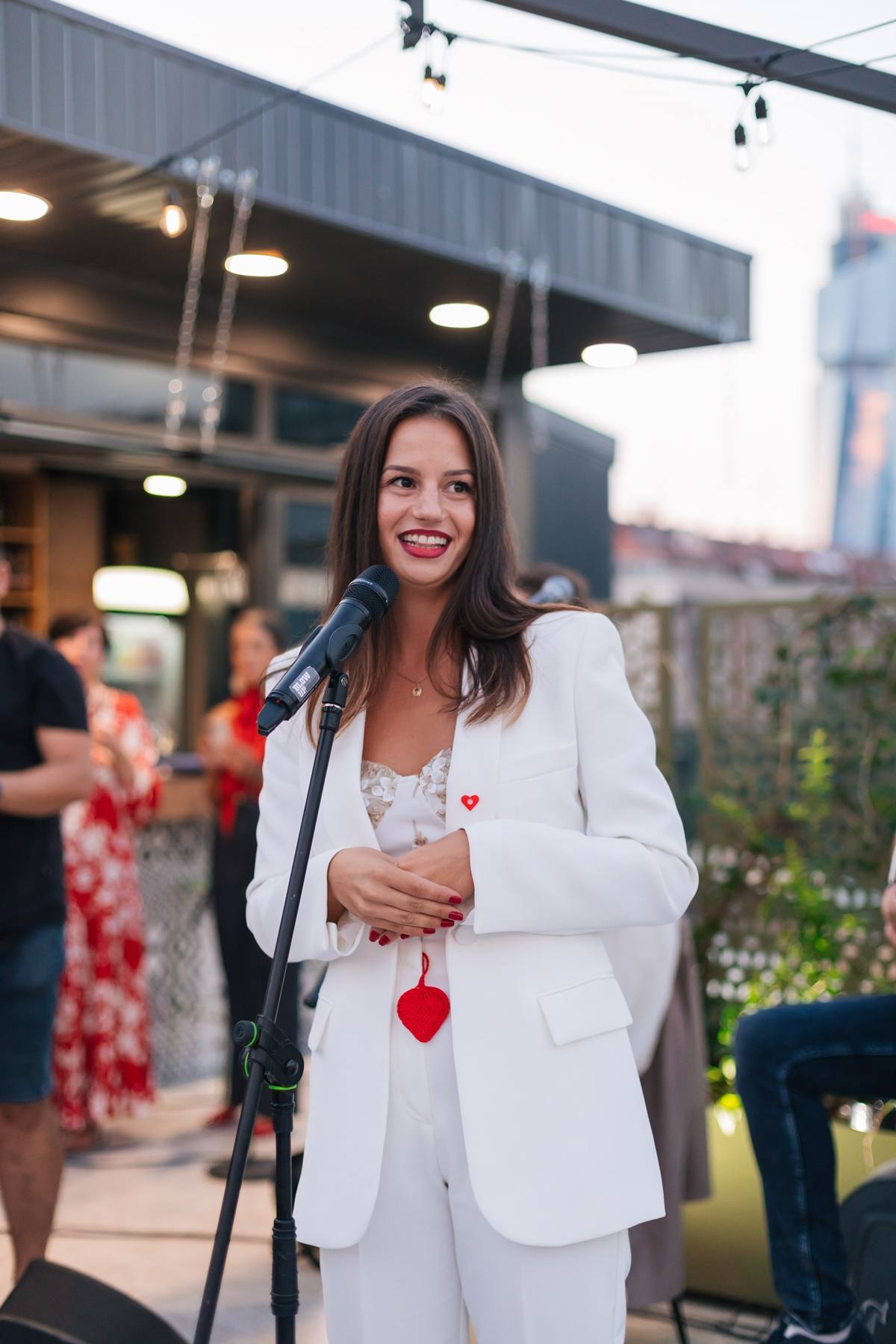 Putovanje kroz gourmet čarolije na terasi marketa Crvena jabuka