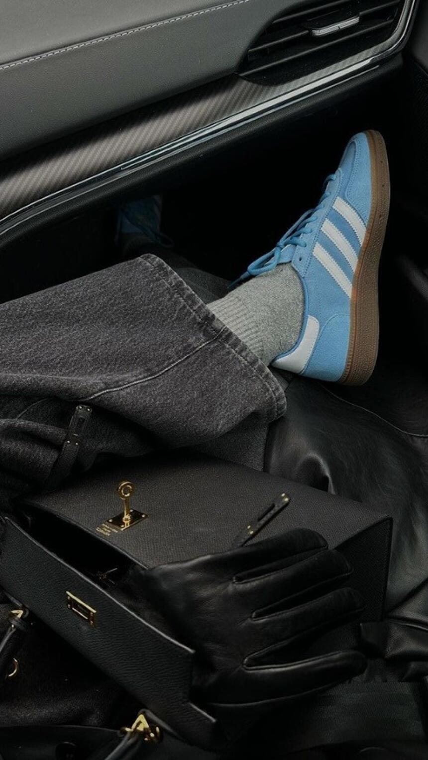Ovog proljeća svi nose plave adidas tenisice. Nabavite svoj par već danas.