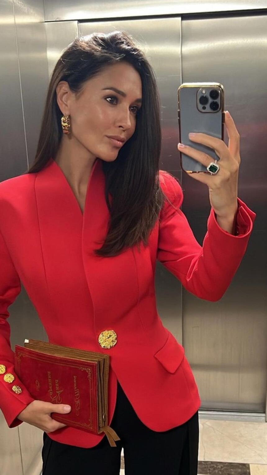 Crveni blejzer će osvježiti svaki poslovni look. Mi biramo ovaj.