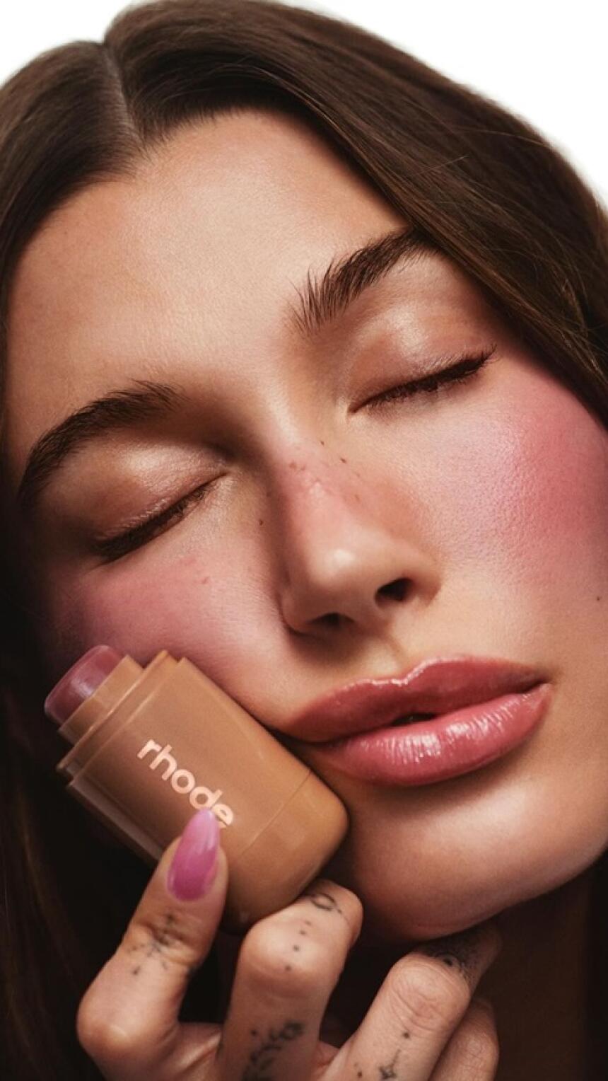 Od danas i novo rumenilo Hailey Bieber! Stane u džep i želimo ga u našem neseseru.
