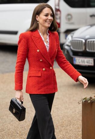 Ovaj look Kate Middleton u upečatljivo crvenom Zara blejzeru želimo već sutra kopirati!