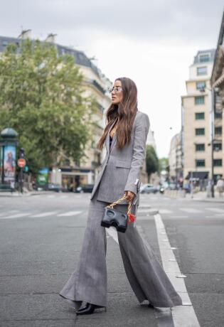 Casual ili poslovni look? Evo kako kombinirati hlače širokih nogavica.