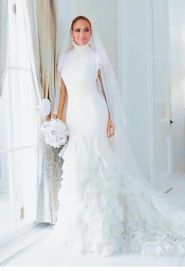 Jennifer Lopez je za svoje vjenčanje birala 3 sanjive kreacije! Donosimo sve detalje.