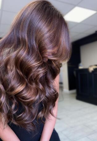 Caramel balayage je nova omiljena boja za kosu, idealna za jesenje dane
