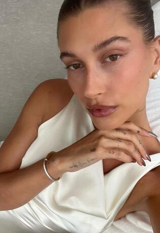 Smeđa manikura koju nosi Hailey Bieber idealna je za prve dane jeseni