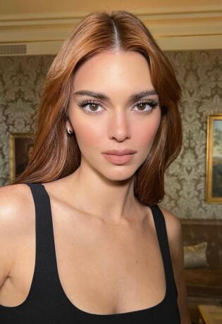 'Strawberry brown' trendy je boja koju rado nosi i Kendall Jenner