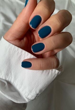 Trend report: Manikure u plavoj boji must have su ove jeseni