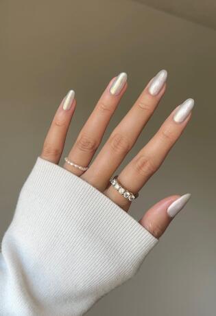 Trend report: Ove zime biramo biserne manikure