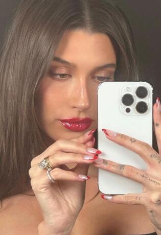 Blagdanska manikura Hailey Bieber trenutno je najtraženija, a evo kako ju napraviti