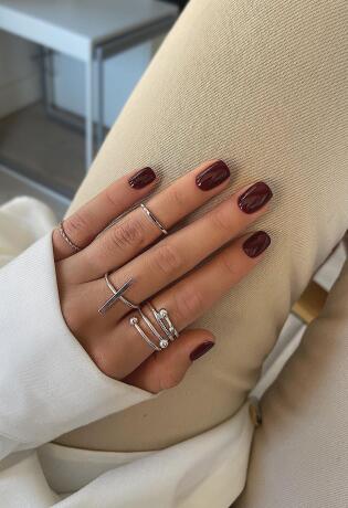 Beauty report: Ovih dana biramo manikure u tamnim bojama