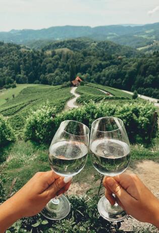 Romantična vinarija s panoramskim pogledom na cestu srcolikog oblika