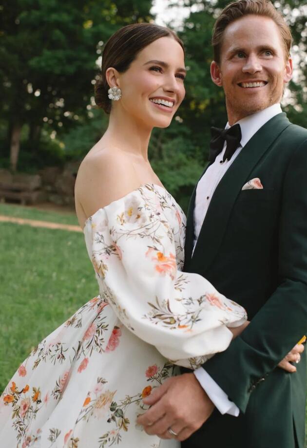 Zvijezda serije 'One tree hill', Sophia Bush, vjenčala se u bajkovitoj haljini cvjetnog uzorka