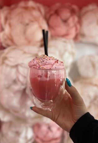 Pink topla čokolada razlog je više da zavirite u ovaj cafe u Zenici