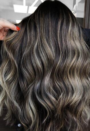 Ashy balayage je trendy boja uz koju ćete kreirati upečatljive pramenove