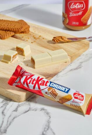 Slatkoljupci pozor! KitKat ima novi slatkiš s okusom bijele čokolade i Lotus keksa.