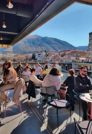 Ovaj bar na odličnoj lokaciji u Mostaru nudi prekrasan pogled na rijeku Neretvu