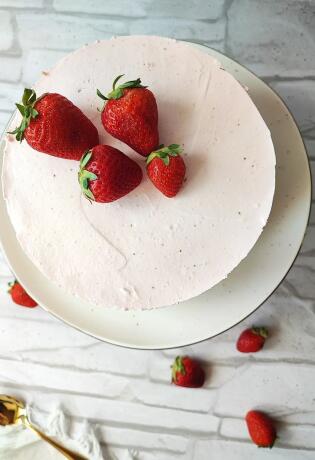Gotov u samo par minuta, ovaj cheesecake s jagodama odlična je dobrodošlica ljetu