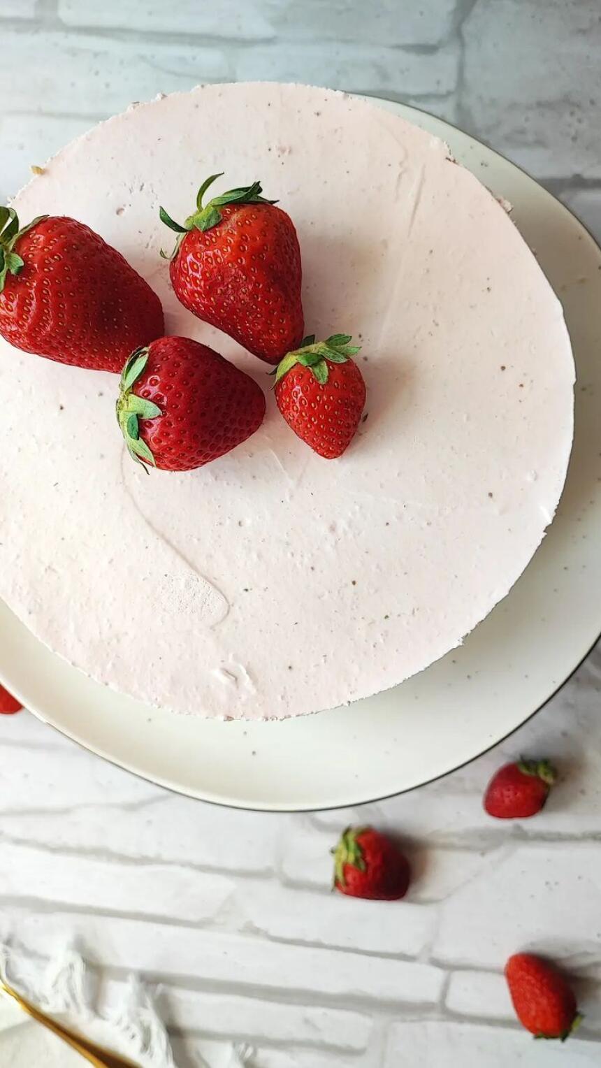 Gotov u samo par minuta, ovaj cheesecake s jagodama odlična je dobrodošlica ljetu