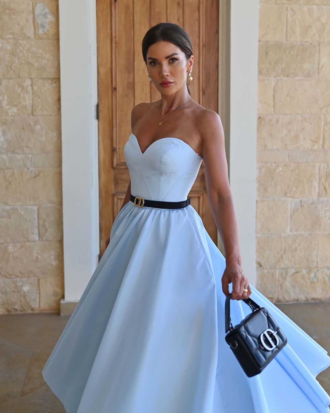 Elegantne i cool kombinacije u nijansama neba za svečane prilike i opuštene dane