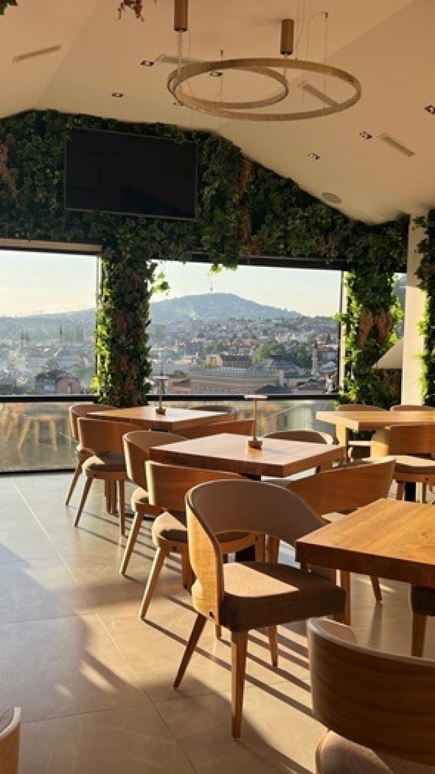 Sarajevo na dlanu! Ovdje danas pijemo i prvu i posljednju kafu.