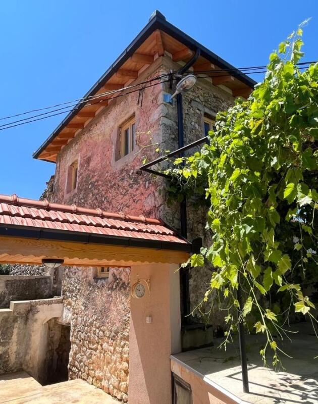 Stolac krije vilu koja podsjeća na scenarije italijanskih filmova. Zavirite s nama!