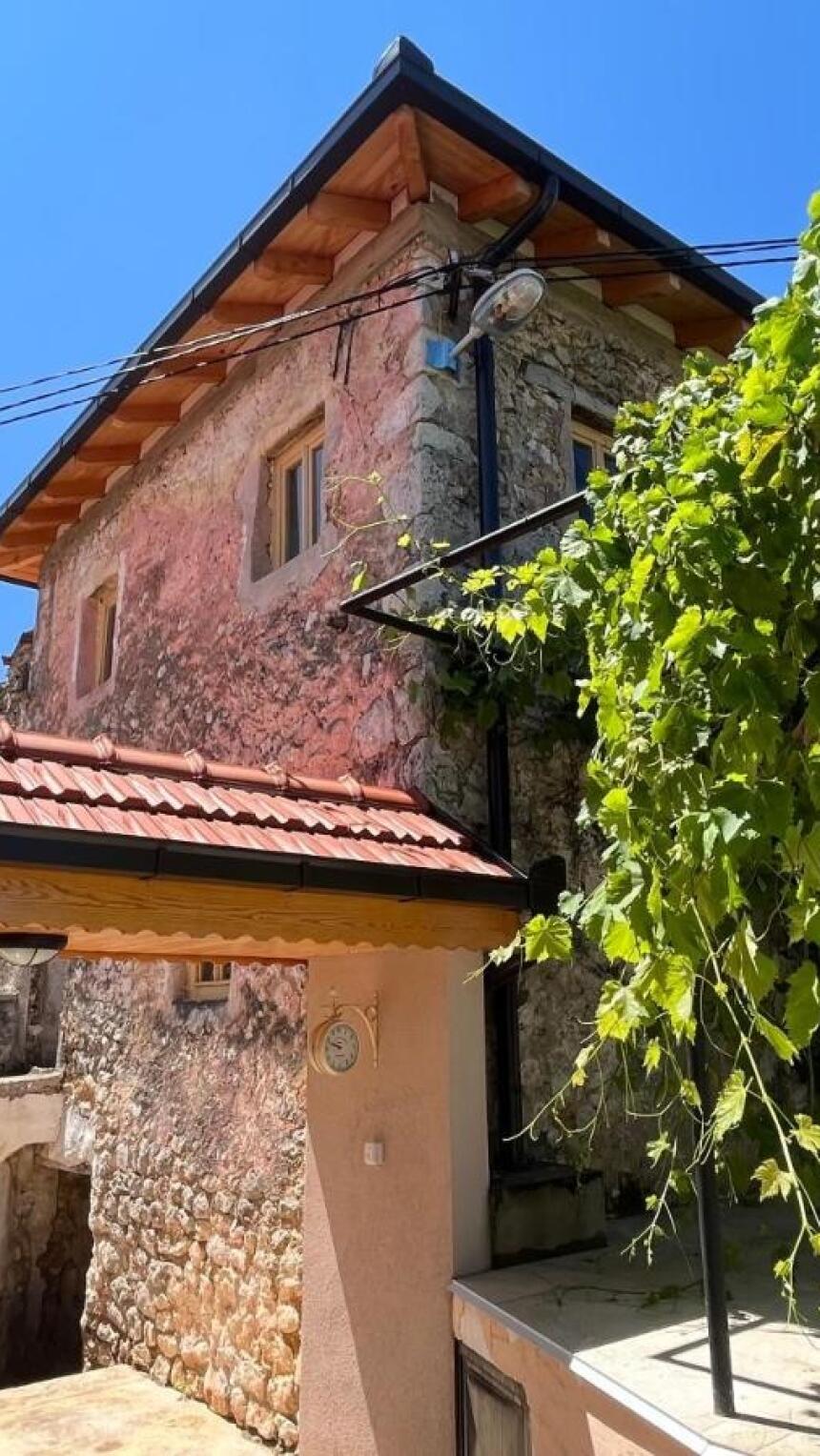 Stolac krije vilu koja podsjeća na scenarije italijanskih filmova. Zavirite s nama!