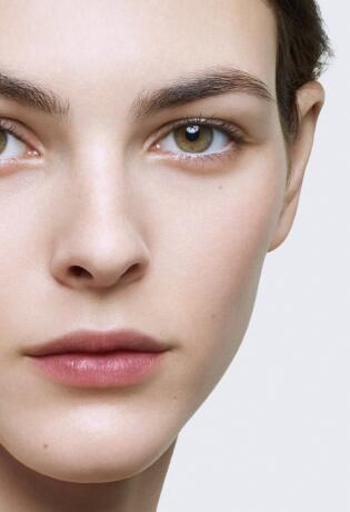 Ovaj serum za oči što prije želimo dodati u svoju beauty rutinu!