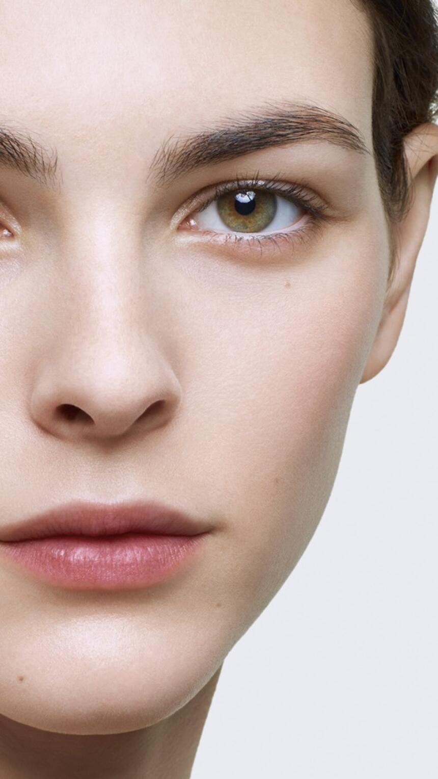 Ovaj serum za oči što prije želimo dodati u svoju beauty rutinu!