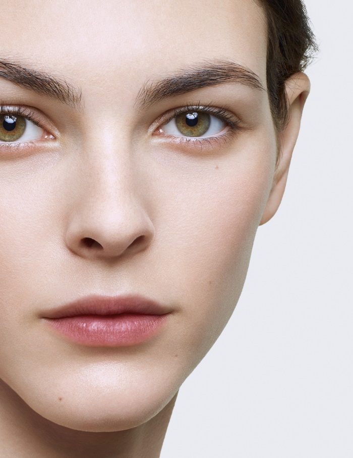 Ovaj serum za oči što prije želimo dodati u svoju beauty rutinu!