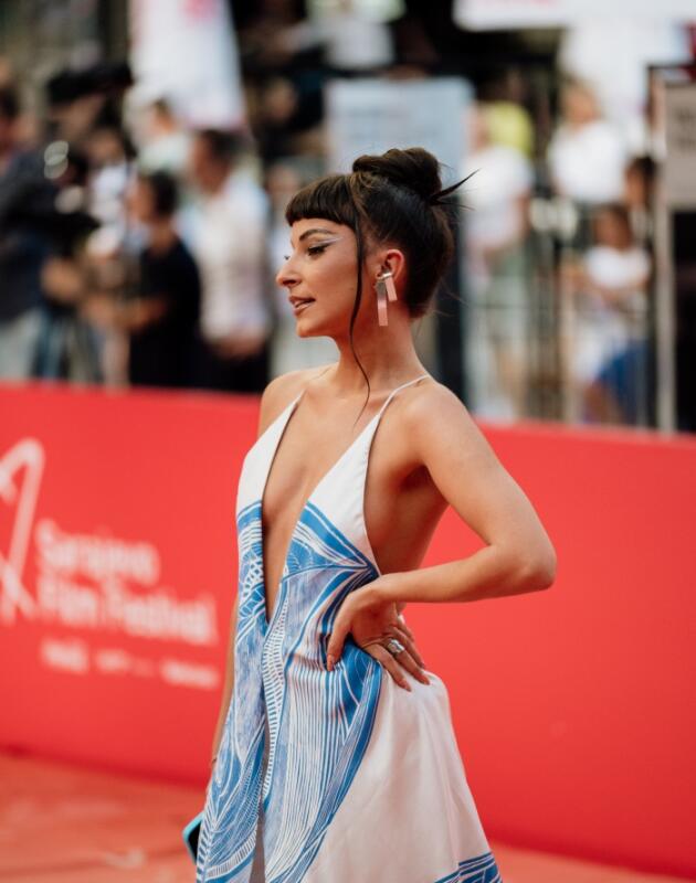 Alisa Čajić donosi cool eleganciju na red carpet u Plusminus kreaciji