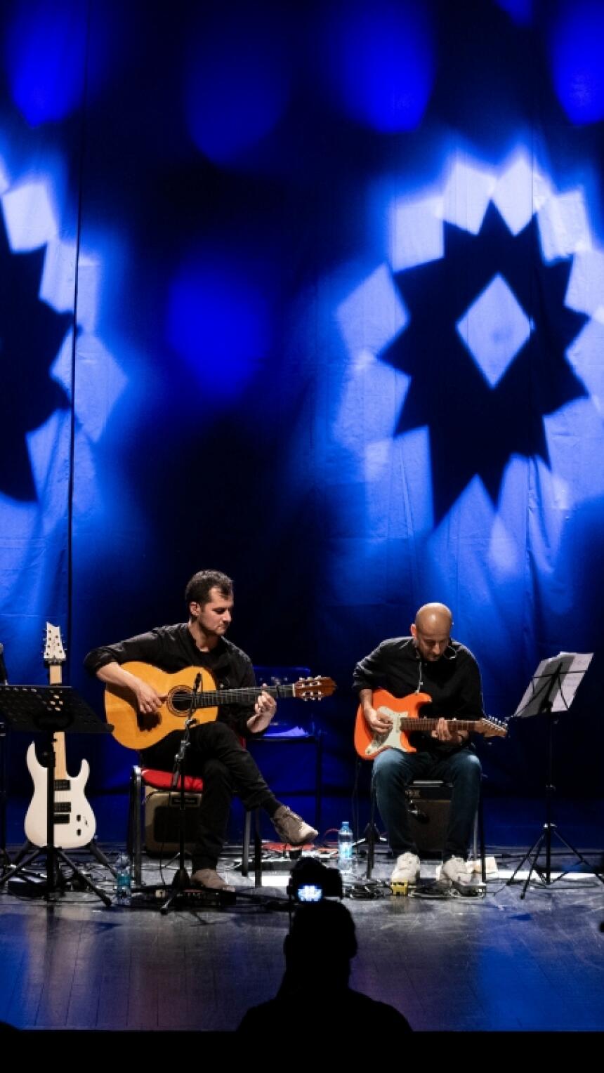 Nevjerovatna energija s pozornice: Pogledajte koncert Mirze Redžepagića u SARTR-u