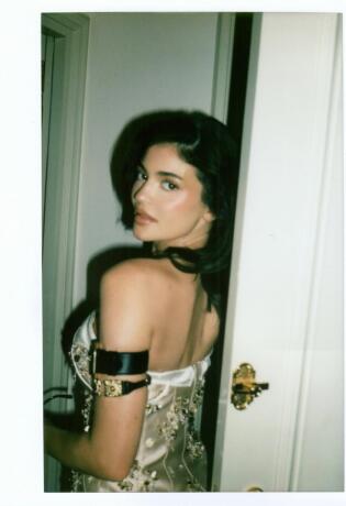 Topliji, slađi, senzualniji – novi parfem Kylie Jenner svi žele. Evo zbog čega.