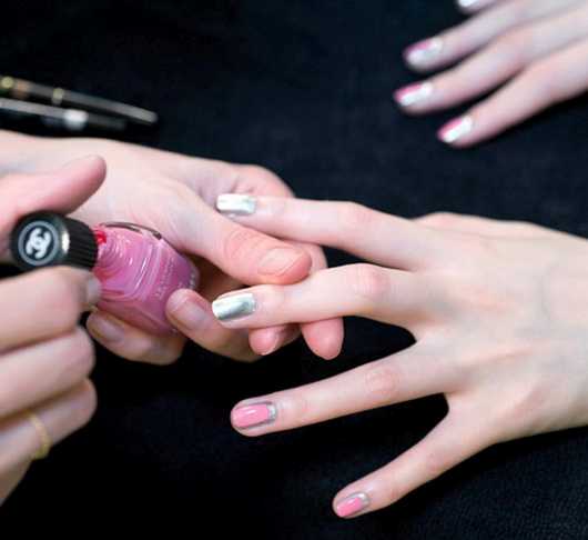 outlined_nails_chanel