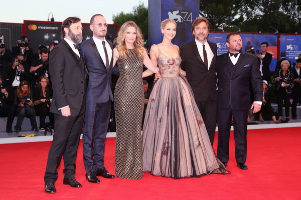 Jennifer-Lawrence-2017-Venice-Film-Festival-Pictures (4)